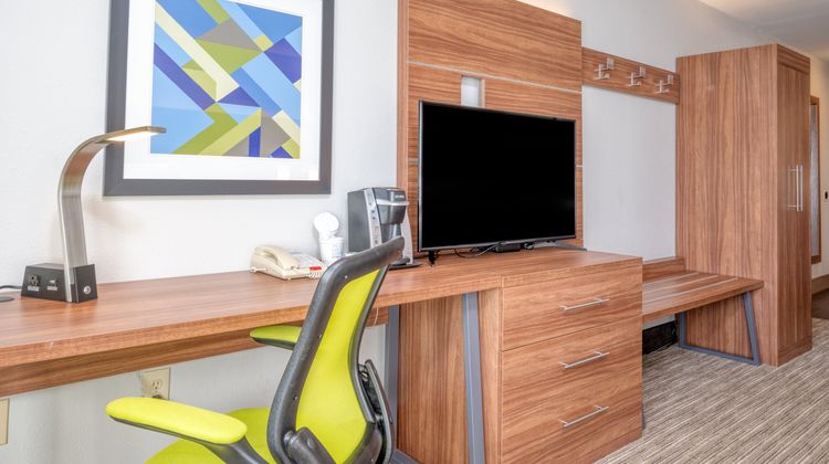 Holiday Inn Express Thornburg Room