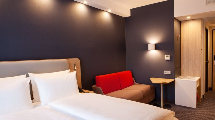 Holiday Inn Express Airport Room