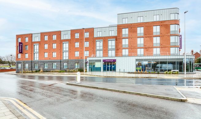 Premier Inn Wokingham Town Centre Exterior