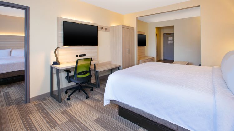 Holiday Inn Express & Suites Absecon Suite