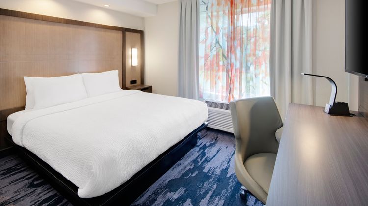 Fairfield Inn & Suites Wilson Room