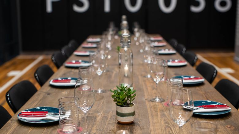 <b>Moxy NYC Downtown Meeting</b>. Images powered by <a href="https://www.leonardoworldwide.com/" title="Leonardo Worldwide" target="_blank">Leonardo</a>.