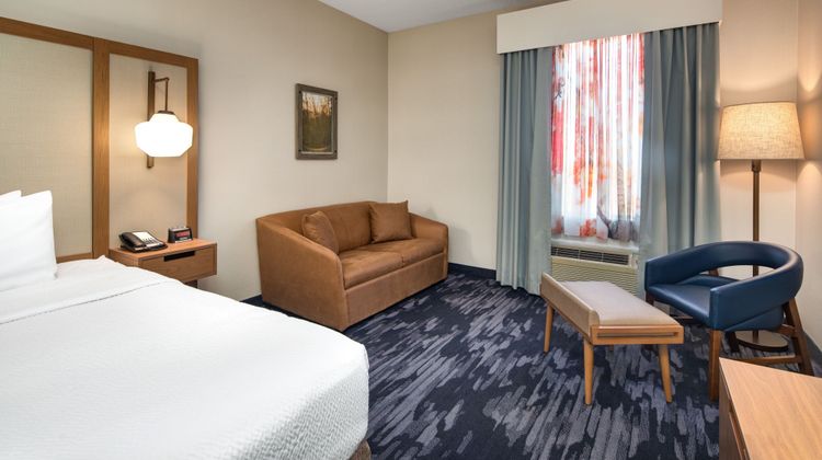 Fairfield Inn & Suites Toronto Oakville Room