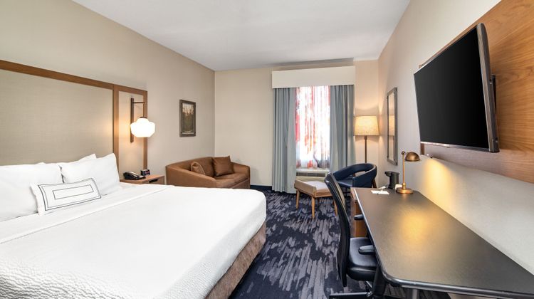 Fairfield Inn & Suites Toronto Oakville Room