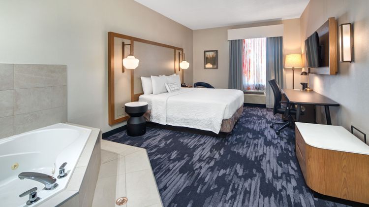 Fairfield Inn & Suites Toronto Oakville Room