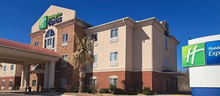 Holiday Inn Express Kenedy Exterior