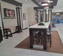 Holiday Inn Express Kenedy Lobby
