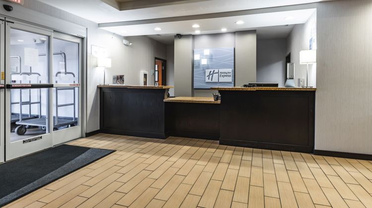 Holiday Inn Express & Suites Lobby
