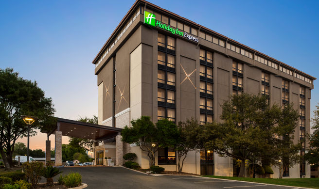 Holiday Inn Express Airport Exterior