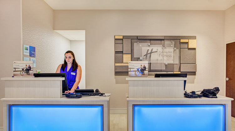 Holiday Inn Express & Suites Covington Lobby
