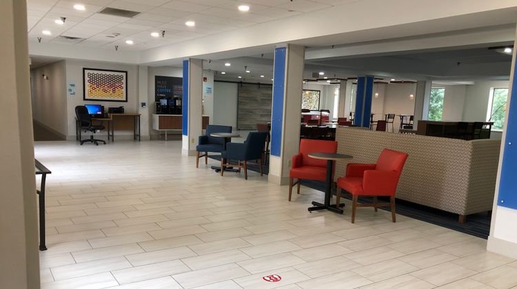 Holiday Inn Express Hotel & Suites Lobby