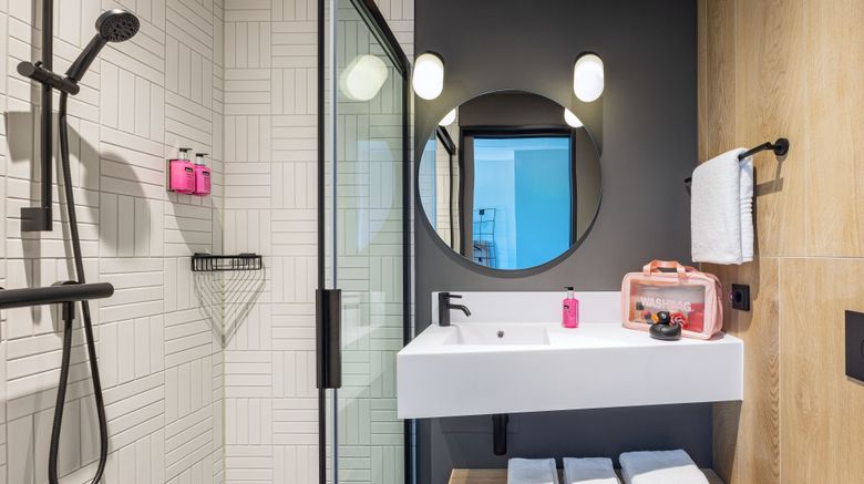 <b>Moxy Simmern Room</b>. Images powered by <a href="https://www.leonardoworldwide.com/" title="Leonardo Worldwide" target="_blank">Leonardo</a>.