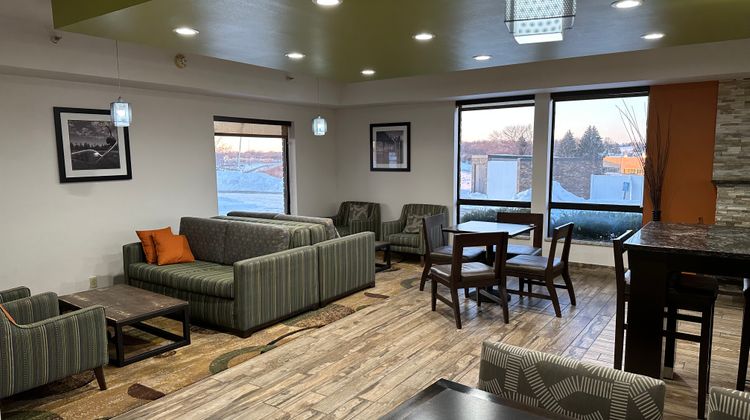 Holiday Inn Express & Suites Lobby
