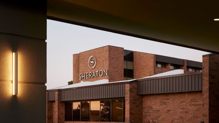 Sheraton Grand Rapids Airport Hotel Room