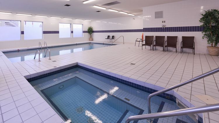 Prestige Hotel & Conv Ctr Vernon Pool