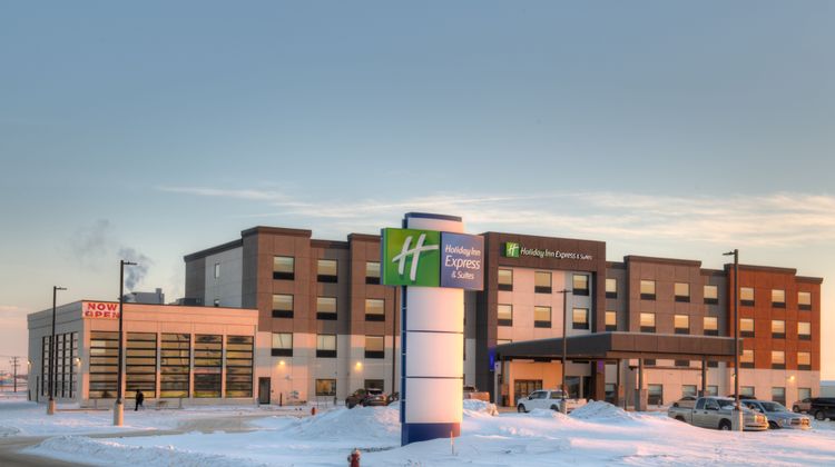 Holiday Inn Express Suites Moose Jaw Exterior