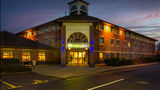 Holiday Inn Express Warwick Exterior