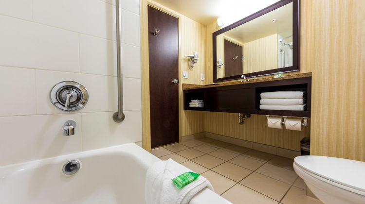 Holiday Inn Hotel & Suites Kamloops Room