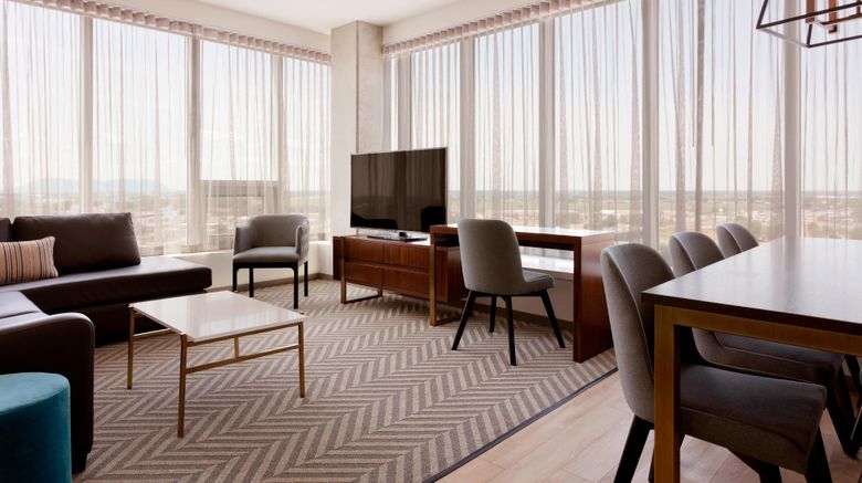 <b>Sheraton Saint-Hyacinthe Hotel Suite</b>. Images powered by <a href="https://www.leonardoworldwide.com/" title="Leonardo Worldwide" target="_blank">Leonardo</a>.