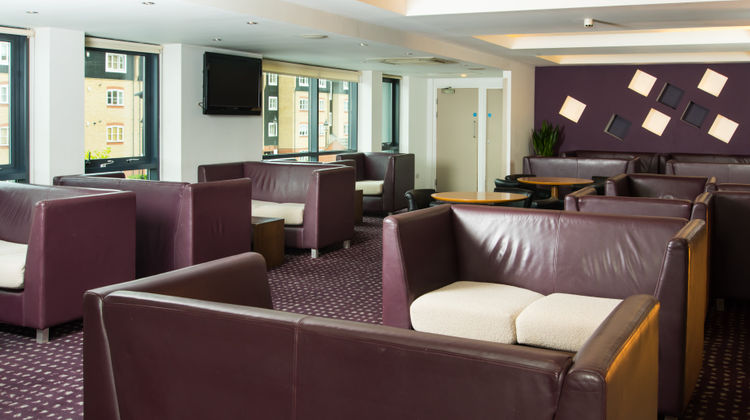 Holiday Inn Express Hemel Hempstead Exterior