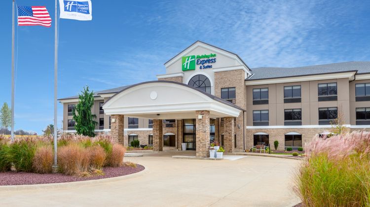 Holiday Inn Express & Suites Exterior