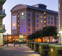 Holiday Inn Express Wandsworth Exterior