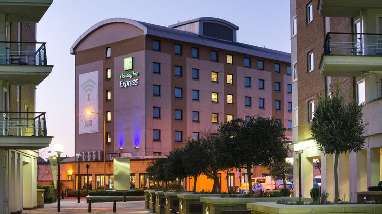 Holiday Inn Express Wandsworth Exterior