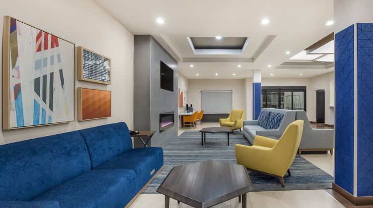 Holiday Inn Express & Suites Perry Lobby