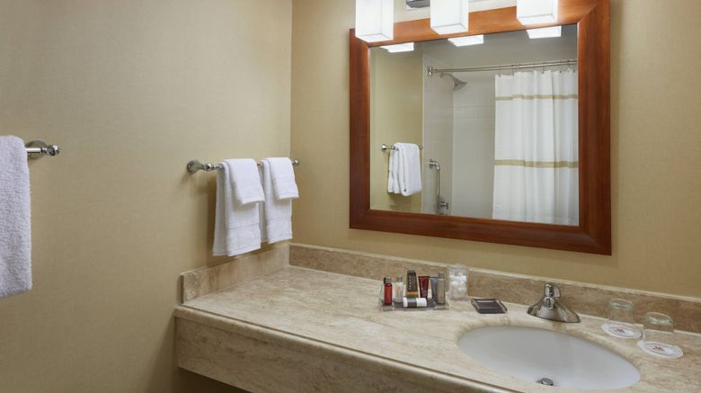 <b>Toronto Airport Marriott Hotel Room</b>. Images powered by <a href="https://www.leonardoworldwide.com/" title="Leonardo Worldwide" target="_blank">Leonardo</a>.