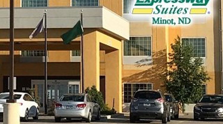 La Quinta Inn & Suites Minot Exterior