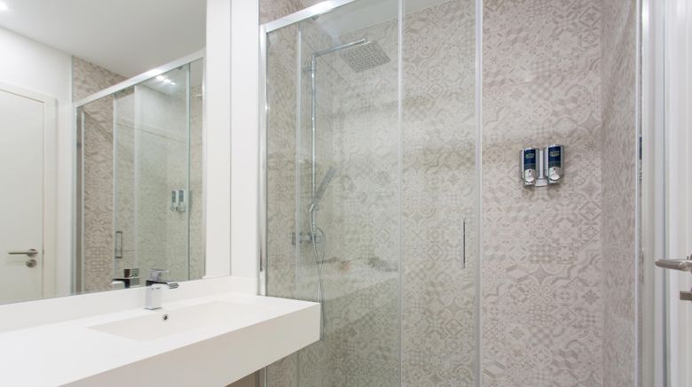 <b>Four Points by Sheraton Sesimbra Room</b>. Images powered by <a href="https://www.leonardoworldwide.com/" title="Leonardo Worldwide" target="_blank">Leonardo</a>.