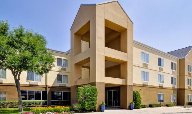 Fairfield Inn by Marriott Market Center Exterior