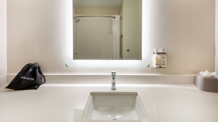 Holiday Inn Express Vermilion Room