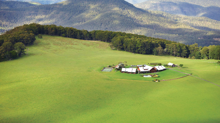 Spicers Peak Lodge Exterior