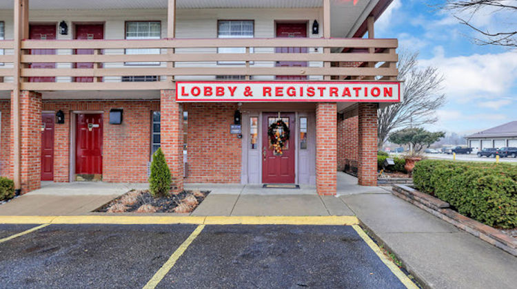 Red Roof Inn Uhrichsville Exterior