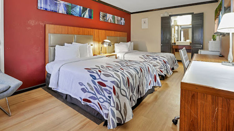 Red Roof Inn Uhrichsville Room