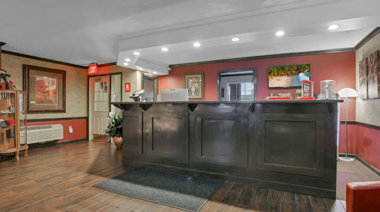 Red Roof Inn Uhrichsville Lobby
