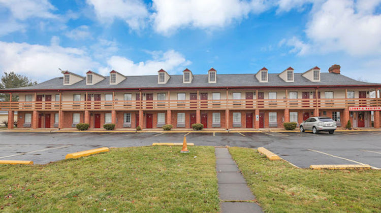 Red Roof Inn Uhrichsville Exterior