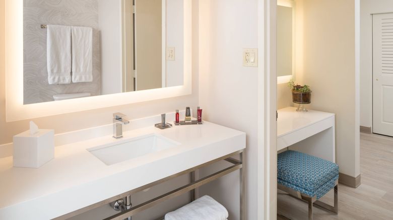 <b>Miami Airport Marriott Room</b>. Images powered by <a href="https://www.leonardoworldwide.com/" title="Leonardo Worldwide" target="_blank">Leonardo</a>.