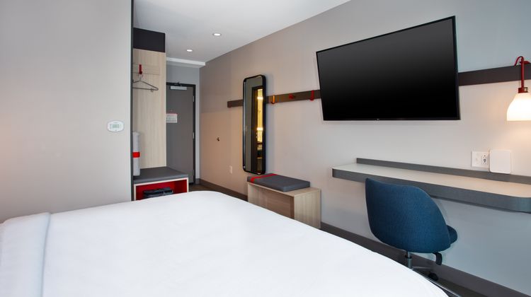 avid hotel Warren Room