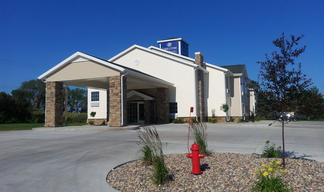 Cobblestone Inn & Suites Exterior