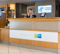 Holiday Inn Express London-Luton Airport Lobby