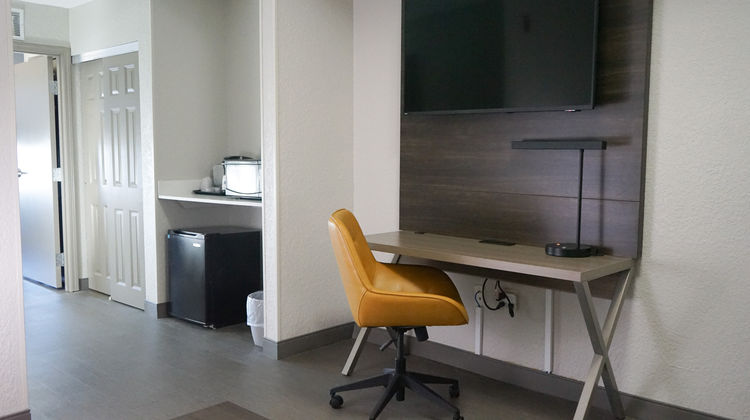 Holiday Inn Express Hotel & Suites Suite