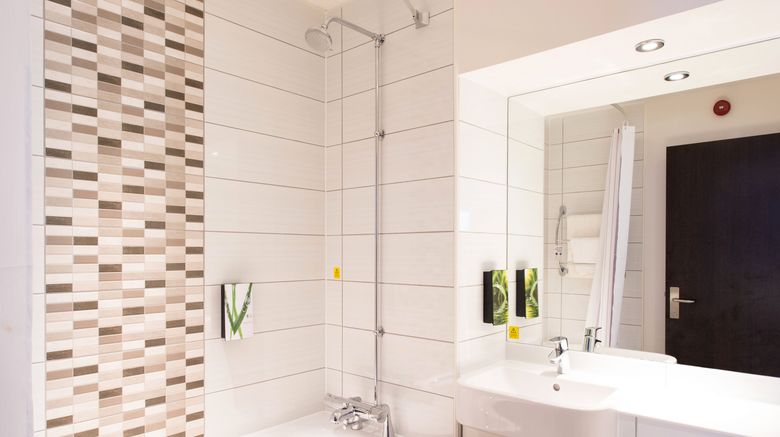 <b>Premier Inn Basingstoke Town Centre Room</b>. Images powered by <a href="https://www.leonardoworldwide.com/" title="Leonardo Worldwide" target="_blank">Leonardo</a>.