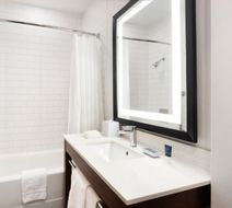 Four Points by Sheraton Calgary Airport Room