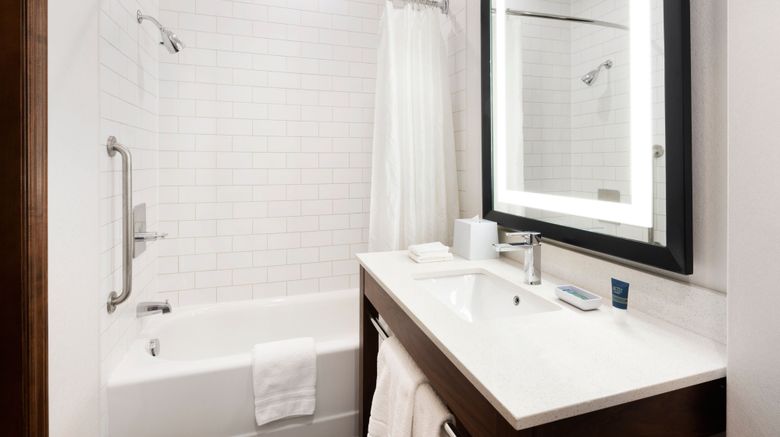 <b>Four Points by Sheraton Calgary Airport Room</b>. Images powered by <a href="https://www.leonardoworldwide.com/" title="Leonardo Worldwide" target="_blank">Leonardo</a>.
