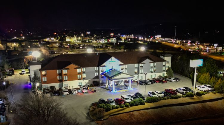 Holiday Inn Express Exterior