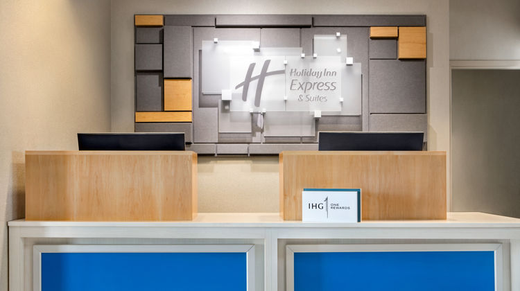 Holiday Inn Express & Suites Anniston Lobby