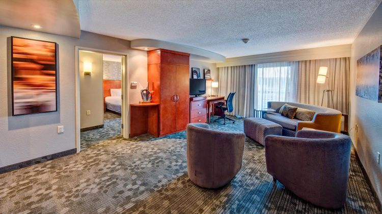 Courtyard by Marriott Alexandria Suite