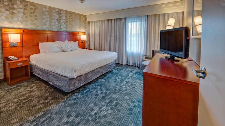 Courtyard by Marriott Alexandria Suite